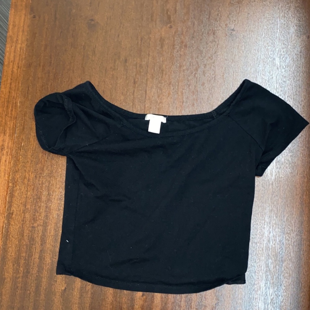 Cropped black tee